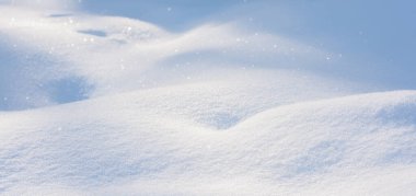 Açık ve soğuk bir günde, güneş ışığında beyaz kar. Kardaki gölgeler. Montaj için boş alan ile parlak karlı arkaplan. Karlı Noel arkaplanı. Doğal duvar kağıdı