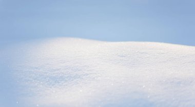 Açık ve soğuk bir günde, güneş ışığında beyaz kar. Kardaki gölgeler. Montaj için boş alan ile parlak karlı arkaplan. Karlı Noel arkaplanı. Doğal duvar kağıdı