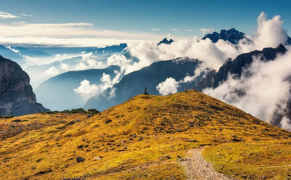 National Park Tre Cime di Lavaredo 'nun manzarası harika. Büyük kayalar ve dağlarla güzel bir manzara. Dramatik sisli gökyüzü. Ulusal park Tre Cime di Lavaredo, Dolomiti Alpleri, Güney Tyrol, İtalya, Avrupa