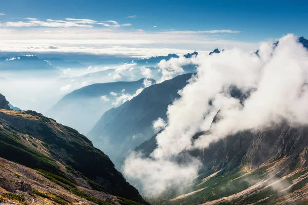 Bulutların üstünde tepeleri olan İskoçya manzarası. Büyük kayaların ve alçak bulutların arasındaki dağların olduğu güzel bir manzara. Ulusal park Tre Cime di Lavaredo. Dolomiti Alpleri, Güney Tyrol, İtalya, Avrupa