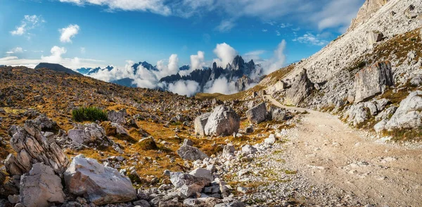 Ulusal Park Tre Cime di Lavaredo yürüyüş parkından güzel mavi gökyüzü ile heyecanlı bir sabah manzarası. Büyük kayalar ve dağlarla güzel bir manzara. Dolomiti Alpleri, Güney Tyrol, İtalya, Avrupa. Doğa güzelliği, arka plan konsepti