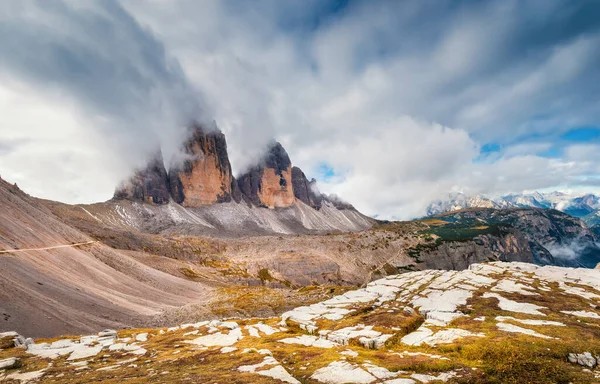 Tre Cime di Lavaredo. Büyük kayalar ve dağlarla güzel bir manzara. Dramatik sisli gökyüzü. Ulusal park Tre Cime di Lavaredo, Dolomiti Alpleri, Güney Tyrol, İtalya, Avrupa