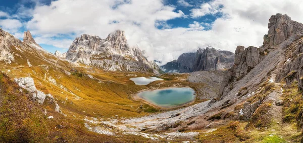 Ulusal Park Tre Cime di Lavaredo yürüyüş parkından heyecanlı bir sabah manzarası. Laghi del Piani gölleriyle muhteşem bir sahne. Dolomiti Alpleri, Güney Tyrol, İtalya, Avrupa.