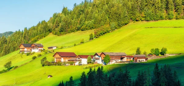 Dolomitler, İtalya 'daki Santa Magdalena köyünün geleneksel binaları