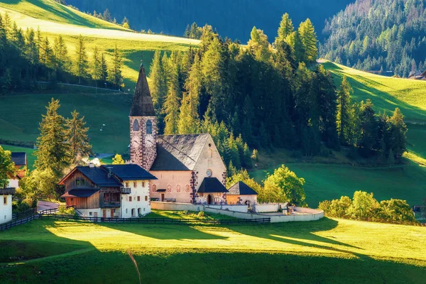 Güzel bir sabah ışığında Santa Maddalena Kilisesi. Santa Maddalena 'nın ünlü dağ köyü Dolomites' teki dağ manzarasının güzel bir manzarası. Val di Funes, Güney Tyrol, Kuzey İtalya.