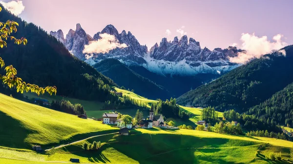 านซานตา Maddalena เขา Dolomites นงดงาม บเขา Val Funes Trentino Alto — ภาพถ่ายสต็อก