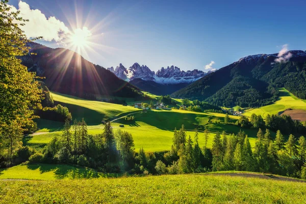 Santa Maddalena köyü, görkemli yüksek Dolomites dağları, Val di Funes vadisi, Trentino Alto Adige bölgesi, İtalya, Avrupa