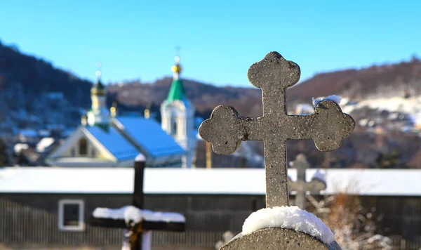 修道院墓地のセメントのクロス 霜の多い冬の晴れた日に正教会の背景に 正射の概念 — ストック写真