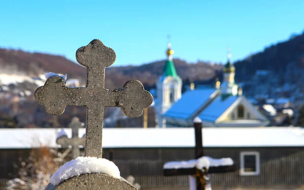 修道院墓地のセメントのクロス 霜の多い冬の晴れた日に正教会の背景に 正射の概念 — ストック写真