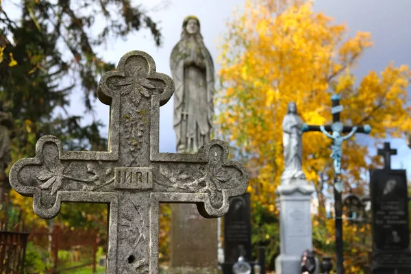 Ternopol Ukraina Październik 2022 Stary Cmentarz Stare Zaniedbane Okaleczone Postacie — Zdjęcie stockowe