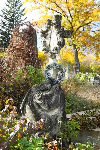 乌克兰Ternopil地区 2022年10月老坟场古老而被忽视的 残缺不全的圣徒形象和坟墓上的十字架 遗留下的墓碑 秋雪日 — 图库照片