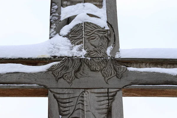 Croce Ortodossa Legno Con Crocifisso Cosparso Neve Sullo Sfondo Cupo — Foto Stock