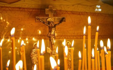 Cenaze töreni, Ortodoks Kilisesi 'nde cenaze ayini. Hıristiyanlar Ortodoks haçı önünde haç, Ortodoks inancı ve dini kavramıyla mum yakarlar..