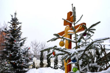 Ortodoks Haçı 'nın arka planında süslemeleri olan bir Noel ağacı dalı. Ortodoks Kilisesi. Kış Noel 'dir. Koni ve haç. Ortodoksun pt 'i.