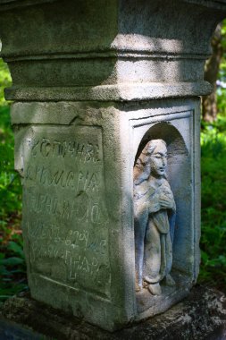 Eski mezarlık. Eski ihmal edilmiş, parçalanmış aziz figürleri ve mezarların üzerindeki haçlar. Mezar taşlarının kalıntıları. Vandalizm, yıkım, yıkım.