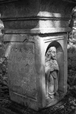 Eski mezarlık. Eski ihmal edilmiş, parçalanmış aziz figürleri ve mezarların üzerindeki haçlar. Mezar taşlarının kalıntıları. Vandalizm, yıkım, yıkım.