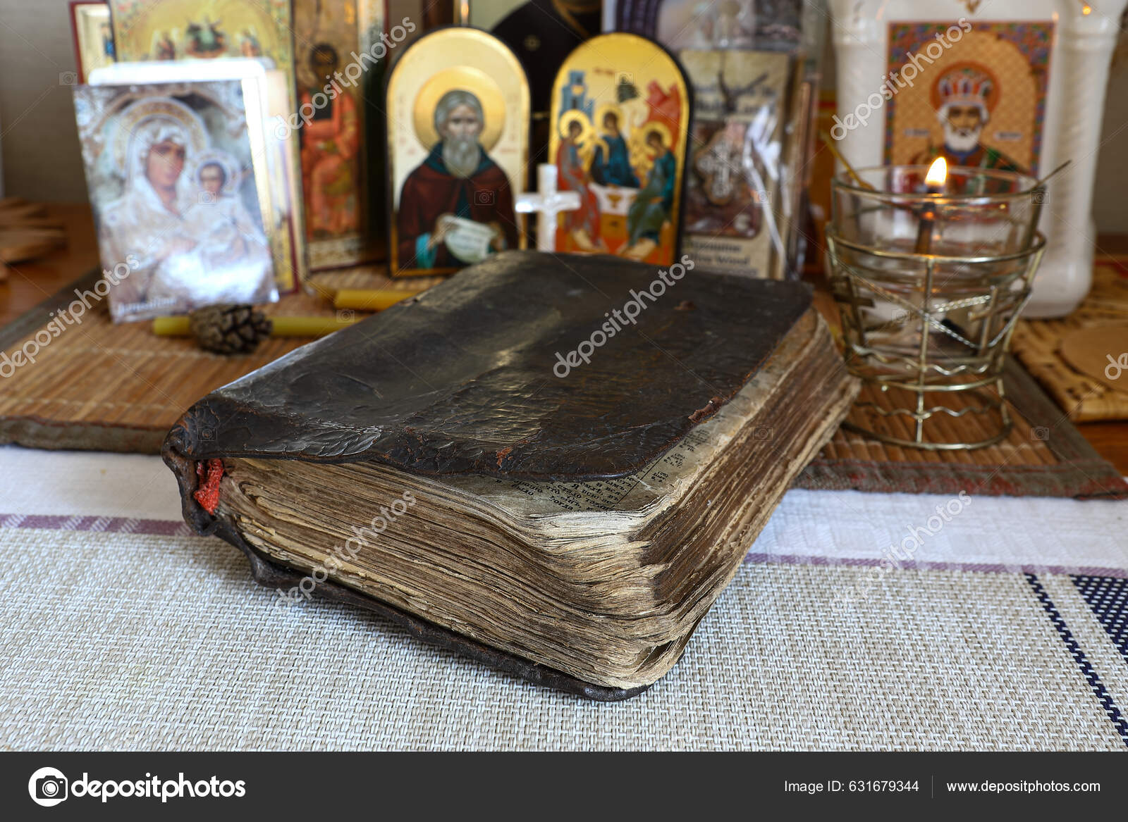 Antigo Antigo Danificado Livro Religioso Sagrado Bíblia Sagrada  Encadernação Couro fotos, imagens de © Itarasjan #631679344