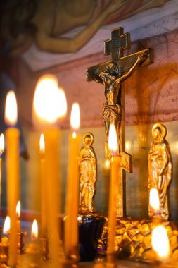 Panakhida, Ortodoks Kilisesi 'nde cenaze ayini. Hıristiyanlar Ortodoks haçı önünde haç ve kurban ekmeğiyle mum yakarlar. Ortodoks inanç ve din kavramı.