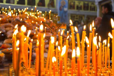 Panakhida, Ortodoks Kilisesi 'nde cenaze ayini. Hıristiyanlar Ortodoks haçı önünde haç ve kurban ekmeğiyle mum yakarlar. Ortodoks inanç ve din kavramı.