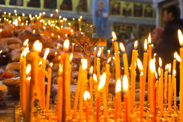 Panakhida Liturgia Funerária Igreja Ortodoxa Cristãos Acendem Velas Frente Cruz — Fotografia de Stock