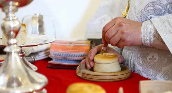 Rahibin eli. Ayin, procuria, prosforo sırasında ortodoks rahibi. Ortodoks Kilisesi 'nin tahtındaki komünyon için. Ortodoks inancı kavramı.