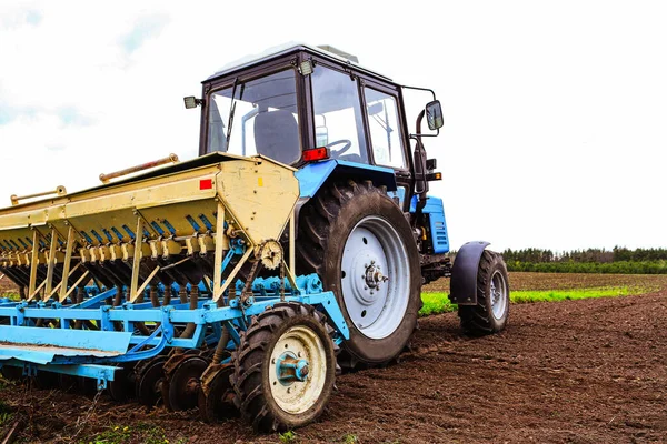 Egy Mezőgazdasági Termelő Vető Traktorral Vetés Növények Egy Mezőgazdasági Területen — Stock Fotó