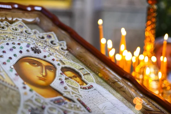 Ikona Matki Bożej Dzieckiem Tle Zapalonych Świec Cerkwi Prawosławnej Koncepcja — Zdjęcie stockowe