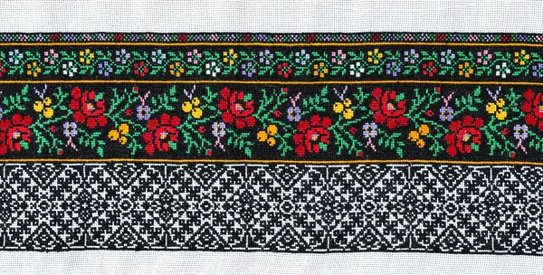 乌克兰刺绣上的国家饰物 乌克兰古代衬衫 毛巾和其他产品的装饰 刺绣和图案的摆放 — 图库照片