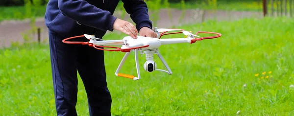 Pilot, operatör Drone 'u yüksek çözünürlüklü dijital kamerayla ayarlıyor. Uçan kamera fotoğraf ve video çeker. Kameralı bir dron gökyüzünü yakalıyor. Hava fotoğrafçılığı ve videografi.