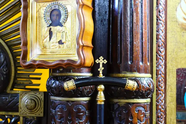 Varinha Sacerdote Abade Mosteiro Ortodoxo Sob Ícone Salvador Sobre Iconostase — Fotografia de Stock