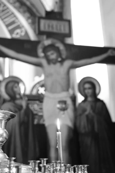 Зажигание Свечей Церкви Воск Свечи Зажженные Фоне Креста Распятием Голгофа — стоковое фото