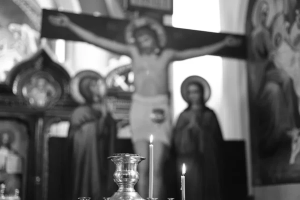 教会でろうそくを燃やし 十字架 ゴルゴタ 正教の概念 ぼやけた焦点で十字架の背景に蝋燭を灯しました — ストック写真