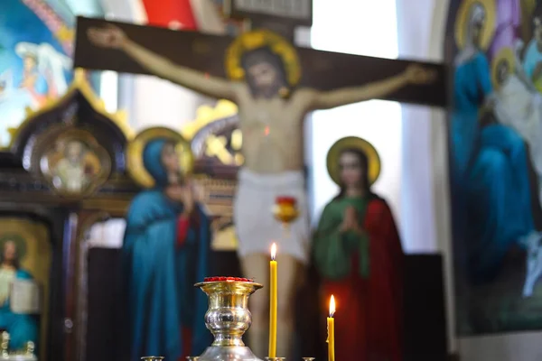 Hořící Svíčky Kostele Voskové Svíčky Osvětlené Pozadí Kříže Krucifixem Golgota — Stock fotografie