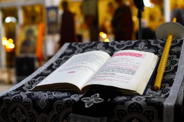 Ortodoks Kilisesi 'nin, İncil' in, Mezmur 'un, Eski Slavonik' in metinlerinin olduğu açık bir kitap. Ortodoksluk kavramı.