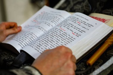 Ortodoks Kilisesi 'nin, İncil' in, Mezmur 'un, Eski Slavonik' in metinlerinin olduğu açık bir kitap. Ortodoksluk kavramı.