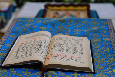 Ortodoks Kilisesi 'nin, İncil' in, Mezmur 'un, Eski Slavonik' in metinlerinin olduğu açık bir kitap. Ortodoksluk kavramı.