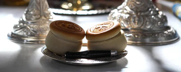 Prosfora, prosvir, ayin ekmeği, Ortodoks ayini sırasında Ortodoks Kilisesi 'nin tahtında gümüş kaseler, ikon olarak kullanılıyor. Hıristiyanlık.