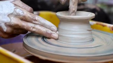 Seramik ustası. Kil ile çalışıyoruz. Usta bir seramistin çırağına ders veriyor. Usta kendi elleriyle çömlek yapmayı öğrenerek kilden heykel yapıyor. Ukrayna 'nın halk el sanatları