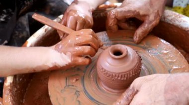 Seramik ustası. Kil ile çalışıyoruz. Usta bir seramistin çırağına ders veriyor. Usta kendi elleriyle çömlek yapmayı öğrenerek kilden heykel yapıyor. Ukrayna 'nın halk el sanatları