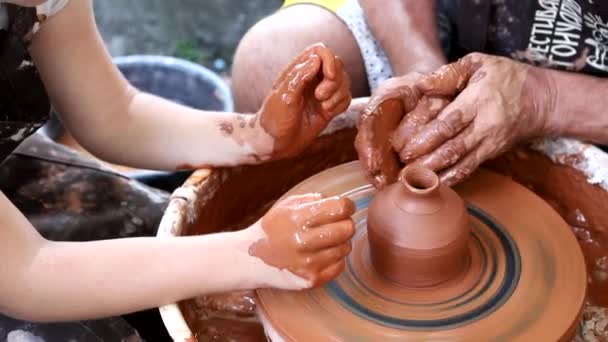 Mistr Keramiky Pracujeme Hlínou Učí Učedníka Mistra Keramiky Mistr Vyřezává — Stock video