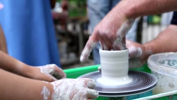 Mestre Cerâmica Trabalhamos Com Barro Ele Ensina Aprendiz Mestre Ceramista — Vídeo de Stock