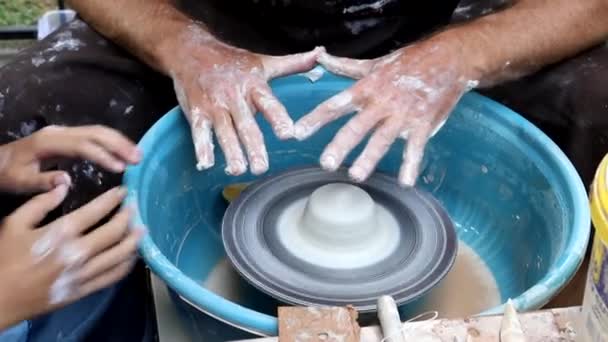 Mistrz Ceramiki Pracujemy Gliną Uczy Praktykanta Mistrzowskiego Ceramisty Mistrz Rzeźbi — Wideo stockowe