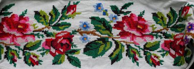 Ukrayna nakışı üzerine ulusal süs. Eski Ukrayna havluları ve masa örtüleri, nakış ve desenlerin yerleştirilmesi. Ev yapımı kumaş. El yapımı. 19. ve 20. yüzyılın nakış işi.
