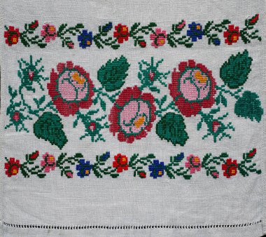 Ukrayna nakışı üzerine ulusal süs. Eski Ukrayna havluları ve masa örtüleri, nakış ve desenlerin yerleştirilmesi. Ev yapımı kumaş. El yapımı. 19. ve 20. yüzyılın nakış işi.