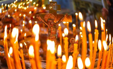 Panakhida, Ortodoks Kilisesi 'nde cenaze ayini. Işıklı mumların arka planında haç var. Ortodoks inanç ve din kavramı.