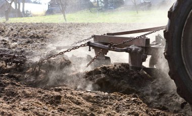 Bir traktör tarlayı sürüp tarlayı ekime hazırlıyor. Makro sabanlar, tarım kavramı