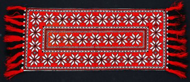 Ukrayna nakışı üzerine ulusal süs. Eski Ukrayna havlularının süslemeleri, masa örtüleri, nakış ve desenlerin yerleştirilmesi. Ev yapımı kumaş. El yapımı. 19. ve 20. yüzyılın nakış işi.