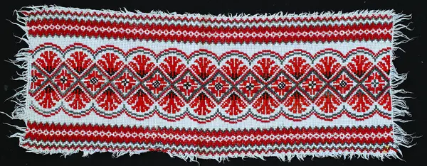 Ukrayna nakışı üzerine ulusal süs. Eski Ukrayna havlularının süslemeleri, masa örtüleri, nakış ve desenlerin yerleştirilmesi. Ev yapımı kumaş. El yapımı. 19. ve 20. yüzyılın nakış işi.