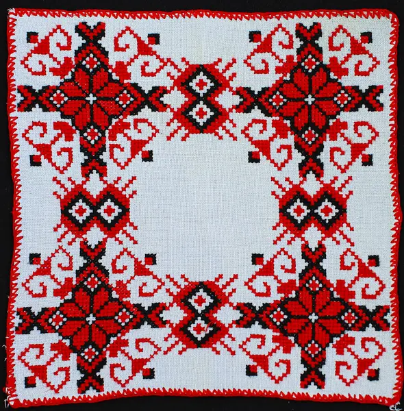 Ukrayna nakışı üzerine ulusal süs. Eski Ukrayna havlularının süslemeleri, masa örtüleri, nakış ve desenlerin yerleştirilmesi. Ev yapımı kumaş. El yapımı. 19. ve 20. yüzyılın nakış işi.