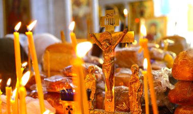 Panakhida, Ortodoks Kilisesi 'nde cenaze ayini. Hıristiyanlar Ortodoks haçı önünde haçla mum yakar, ölüler için dua ederler. Ortodoks inancı ve dini kavramı.